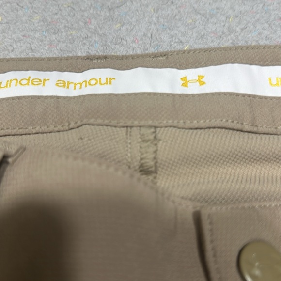 Women’s Under Armour performances khaki shorts size 6. - Picture 6 of 8